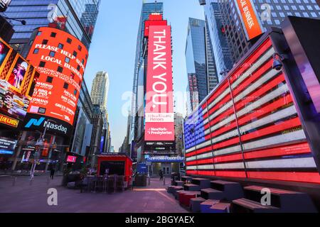 New York, Usa. April 2020. Atmosphäre am Times Square in Manhattan in New York City in den Vereinigten Staaten. LED-Panels sind eine Hommage an das Gesundheitswesen. New York City ist das Epizentrum der Coronavirus-Pandemie (COVID-19). Quelle: Brasilien Foto Presse/Alamy Live News Stockfoto