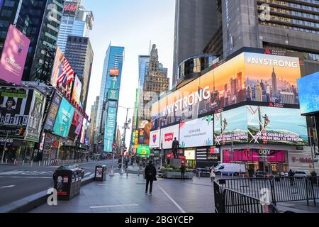 New York, New York, USA. April 2020. Atmosphäre am Times Square in Manhattan in New York City in den Vereinigten Staaten. LED-Panels sind eine Hommage an das Gesundheitswesen. New York City ist das Epizentrum der Coronavirus-Pandemie Kredit: William Volcov/ZUMA Wire/Alamy Live News Stockfoto