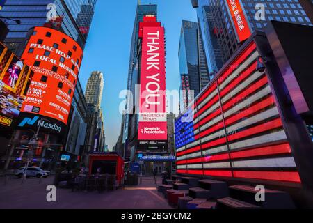 New York, New York, USA. April 2020. Atmosphäre am Times Square in Manhattan in New York City in den Vereinigten Staaten. LED-Panels sind eine Hommage an das Gesundheitswesen. New York City ist das Epizentrum der Coronavirus-Pandemie Kredit: William Volcov/ZUMA Wire/Alamy Live News Stockfoto