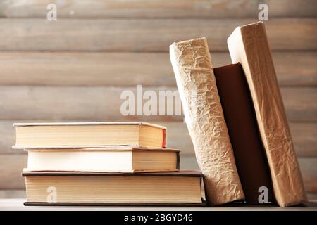 Stapel von Büchern auf Holzplanken Hintergrund Stockfoto