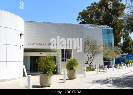 IRVINE, KALIFORNIEN - 22. APRIL 2020: Der Gottschalk Medical Plaza auf dem Campus der University of California Irvine, UCI. Stockfoto