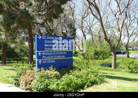 IRVINE, KALIFORNIEN - 22. APRIL 2020: Richtungsschild für UC Irvine Health auf dem Campus der University of California Irvine, UCI. Stockfoto