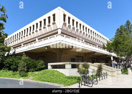 IRVINE, KALIFORNIEN - 22. APRIL 2020: Humanities Hall auf dem Campus der University of California Irvine, UCI. Stockfoto