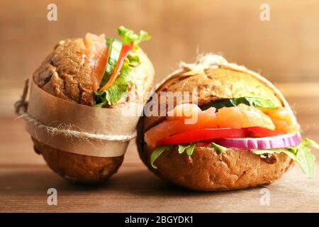 Sandwiches mit Lachs auf Holzhintergrund Stockfoto