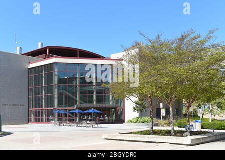 IRVINE, KALIFORNIEN - 22. APRIL 2020: Die John Croul Hall auf dem Campus der University of California Irvine, UCI. Stockfoto
