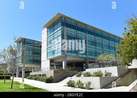 IRVINE, KALIFORNIEN - 22. APRIL 2020: Gebäude für medizinische Ausbildung auf dem Campus der University of California Irvine, UCI. Stockfoto