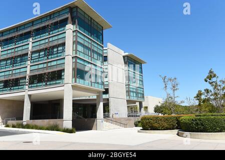 IRVINE, KALIFORNIEN - 22. APRIL 2020: Gebäude für medizinische Ausbildung auf dem Campus der University of California Irvine, UCI. Stockfoto