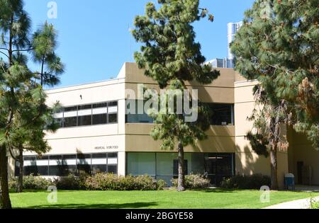 IRVINE, KALIFORNIEN - 22. APRIL 2020: Das Gebäude der Medizinwissenschaften auf dem Campus der University of California Irvine, UCI. Stockfoto
