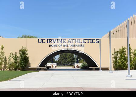 IRVINE, KALIFORNIEN - 22. APRIL 2020: UC Irvine Athletics Zeichen in Crawford Hall, auf dem Campus der University of California Irvine, UCI. Stockfoto