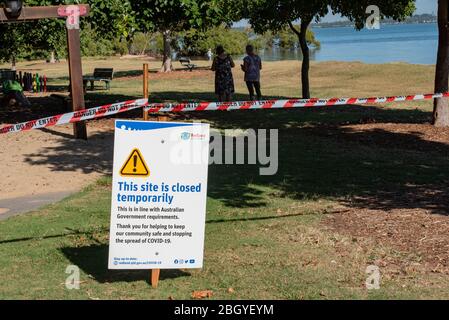 Redlands, Australien. April 2020. Ein Kinderspielplatz ist während der Coronavirus-Krise geschlossen und es wird ein Schild mit der Aufschrift "dieser Platz ist vorübergehend geschlossen" angezeigt.Australische Staaten, einschließlich Queensland, halten strenge neue Sperrregeln ein, um die Ausbreitung von Covid-19 zu stoppen. Quelle: SOPA Images Limited/Alamy Live News Stockfoto