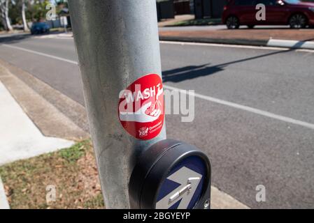 Redlands, Australien. April 2020. Ein Aufkleber-Schild informiert Fußgänger, ihre Hände zu waschen, um die Verbreitung von Covid-19 zu stoppen.Australische Staaten einschließlich Queensland halten strenge neue Sperrregeln, um die Verbreitung von Covid-19 zu stoppen. Quelle: SOPA Images Limited/Alamy Live News Stockfoto