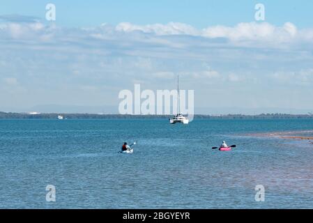 Redlands, Australien. April 2020. Ein Paar nimmt an einem sonnigen Nachmittag am Wellington Point körperliche Aktivität auf.Australische Staaten, einschließlich Queensland, halten strenge neue Sperrregeln ein, um die Verbreitung von Covid-19 zu stoppen. Quelle: SOPA Images Limited/Alamy Live News Stockfoto