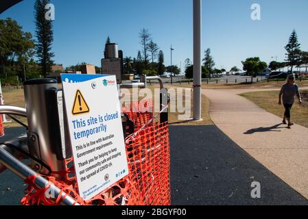 Redlands, Australien. April 2020. Ein Fußgänger spaziert entlang der Wellington Point Küstenbucht inmitten der Coronavirus (COVID-19) Krise.Australische Staaten einschließlich Queensland halten strenge neue Sperrregeln ein, um die Ausbreitung von Covid-19 zu stoppen. Quelle: SOPA Images Limited/Alamy Live News Stockfoto