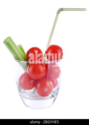 Kirschtomaten und Stangen von Sellerie in Glas mit Rohr auf weiß isoliert Stockfoto