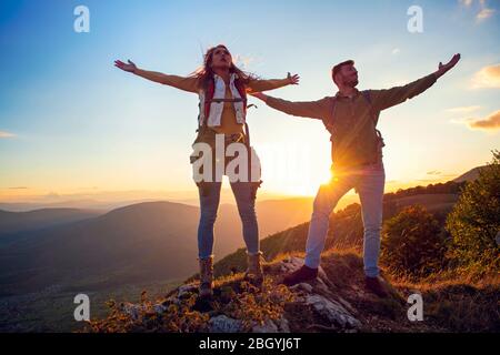 Ein Paar auf einem Berg schüttelt die Hände Stockfoto