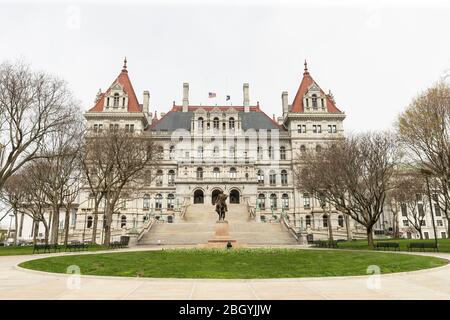 Coxsackie, Usa. April 2020. Blick auf das New York State Capitol vom leeren East Capitol Park während der COVID-19 Pandemie (Foto: Lev Radin/Pacific Press) Quelle: Pacific Press Agency/Alamy Live News Stockfoto