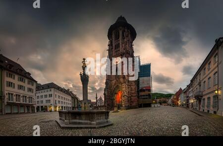 Panoramablick auf den Münster in Freiburg am Munsterplatz, Deutschland Stockfoto