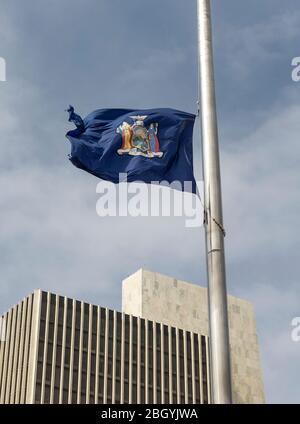 Coxsackie, Usa. April 2020. Flagge des Staates New York auf Halbstab auf Befehl des Gouverneurs zur Ehre der Opfer der COVID-19-Pandemie auf dem leeren Empire State Plaza geflogen (Foto: Lev Radin/Pacific Press) Quelle: Pacific Press Agency/Alamy Live News Stockfoto