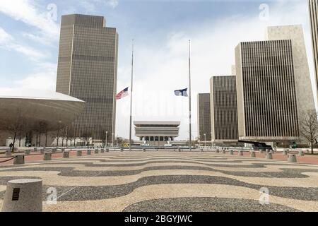 Coxsackie, Usa. April 2020. Gebäude, in denen die New Yorker Staatsverwaltung und das Egg-Kunstzentrum untergebracht sind, während der COVID-19-Pandemie auf dem leeren Empire State Plaza (Foto: Lev Radin/Pacific Press) Quelle: Pacific Press Agency/Alamy Live News Stockfoto