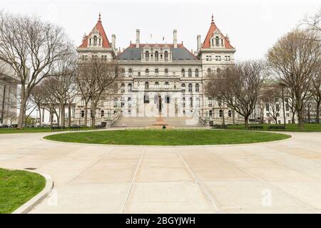 Coxsackie, Usa. April 2020. Blick auf das New York State Capitol vom leeren East Capitol Park während der COVID-19 Pandemie (Foto: Lev Radin/Pacific Press) Quelle: Pacific Press Agency/Alamy Live News Stockfoto