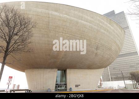 Coxsackie, Usa. April 2020. Das Ei-Kunstzentrum während der COVID-19 Pandemie auf dem leeren Empire State Plaza (Foto: Lev Radin/Pacific Press) Quelle: Pacific Press Agency/Alamy Live News Stockfoto