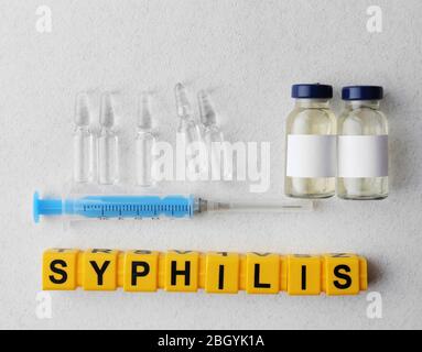 Syphilis Wort und medizinische Geräte auf hellem Hintergrund Stockfoto