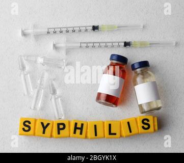 Syphilis Wort und medizinische Geräte auf hellem Hintergrund Stockfoto