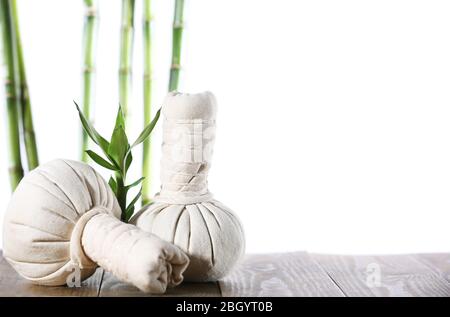 Spa komprimieren Kugeln mit Bambusstäbchen isoliert auf weiß Stockfoto