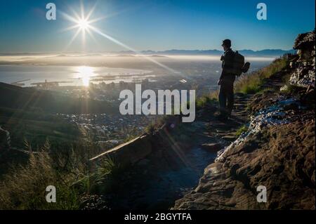 Kapstadt, Westkap, Südafrika ist ein Traum für Wanderer und Outdoor-Sportler mit Zugang zu Wanderwegen durch Fynbos im Table Mountain National Park. Stockfoto