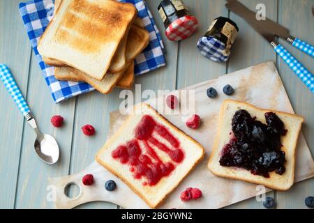 Marmelade auf Toasts auf Holzgrund, Vintage, flacher Lay Stockfoto