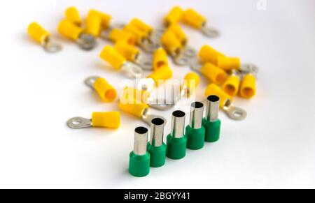 Elektrischer Crimp-Anschlussstecker. Metallklemmen isoliert auf weißem Hintergrund. Stockfoto