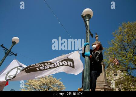 Bloomington, Vereinigte Staaten Von Amerika. April 2020. Mitglieder der Extinction Rebellion Bloomington nehmen an einer sozial fernen Erdtag Demonstration an der südöstlichen Ecke des Monroe County Courthouse Square inmitten des Coronavirus Covid-19 Ausbruch Teil. Quelle: SOPA Images Limited/Alamy Live News Stockfoto