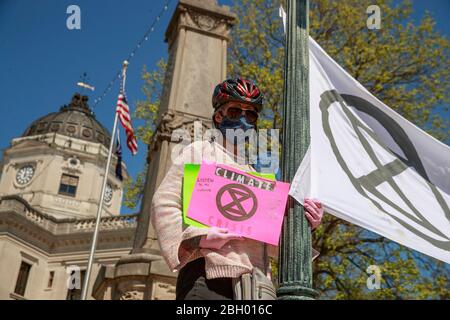 Bloomington, Vereinigte Staaten Von Amerika. April 2020. Mitglieder der Extinction Rebellion Bloomington nehmen an einer sozial fernen Erdtag Demonstration an der südöstlichen Ecke des Monroe County Courthouse Square inmitten des Coronavirus Covid-19 Ausbruch Teil. Quelle: SOPA Images Limited/Alamy Live News Stockfoto