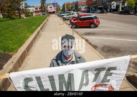 Bloomington, Vereinigte Staaten Von Amerika. April 2020. Mitglieder der Extinction Rebellion Bloomington nehmen an einer sozial fernen Erdtag Demonstration an der südöstlichen Ecke des Monroe County Courthouse Square inmitten des Coronavirus Covid-19 Ausbruch Teil. Quelle: SOPA Images Limited/Alamy Live News Stockfoto