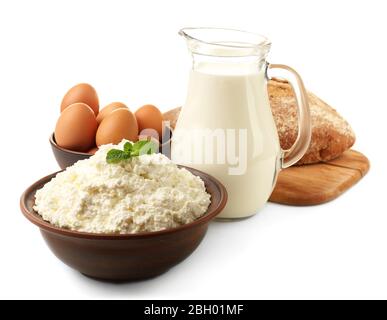 Milchprodukte in Keramik, Glas Krug Milch, Eier und Brot auf weiß isoliert Stockfoto