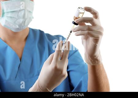 Arzt Einwahl Medizin in Spritze aus Glasflasche auf weißem Hintergrund isoliert Stockfoto