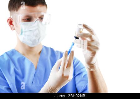 Arzt Einwahl Medizin in Spritze aus Glasflasche auf weißem Hintergrund isoliert Stockfoto