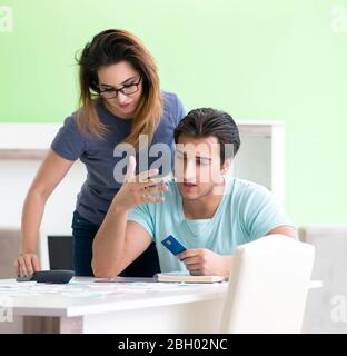 Die junge Familie kämpfen mit Personal Finance Stockfoto