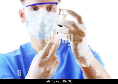 Arzt Einwahl Medizin in Spritze aus Glasflasche auf weißem Hintergrund isoliert Stockfoto