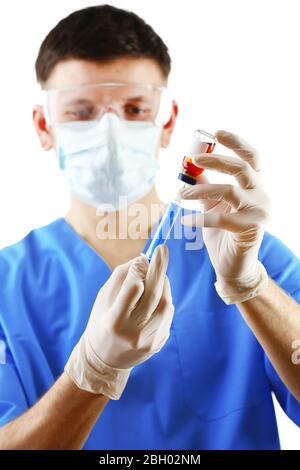 Arzt Einwahl Medizin in Spritze aus Glasflasche auf weißem Hintergrund isoliert Stockfoto