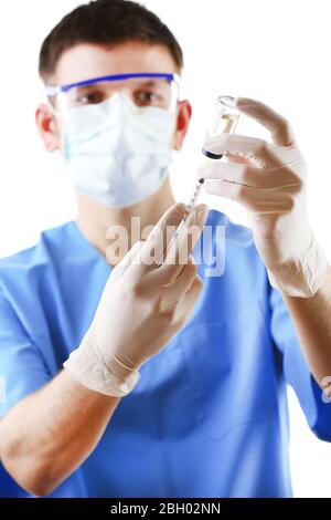 Arzt Einwahl Medizin in Spritze aus Glasflasche auf weißem Hintergrund isoliert Stockfoto