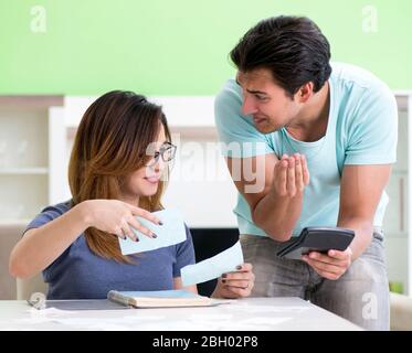 Die junge Familie kämpfen mit Personal Finance Stockfoto