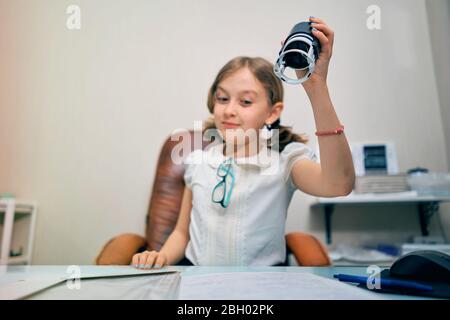 Kleines Mädchen setzt einen Stempel auf Dokumente Stockfoto