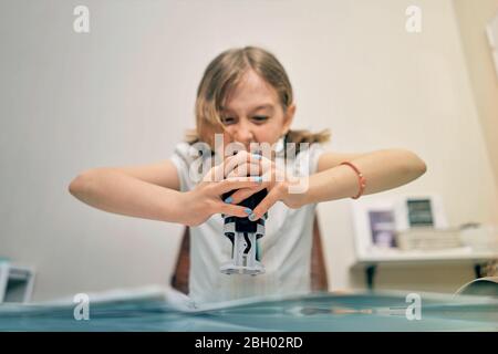 Kleines Mädchen setzt einen Stempel auf Dokumente Stockfoto