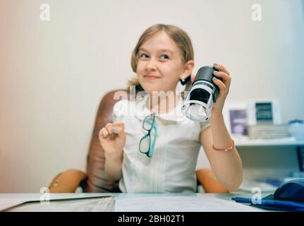 Kleines Mädchen setzt einen Stempel auf Dokumente Stockfoto