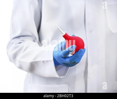 Doktor Hand in Handschuhe mit medizinischen rosa Einlauf Spritze isoliert auf weißem Hintergrund Stockfoto