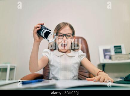 Kleines Mädchen setzt einen Stempel auf Dokumente Stockfoto