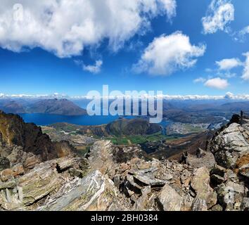 Queenstown und Lake Wakatipu, Otago, Südinsel, Neuseeland, Ozeanien. Stockfoto