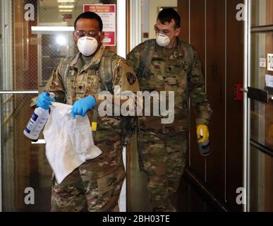 Die Truppen der New Yorker Armee der Nationalgarde reinigen am Samstag, den 14. März, häufig berührte Flächen und Bereiche im Rathaus von New Rochelle, um die Ausbreitung des Coronavirus COVID-19 in der Stadt einzudämmen. Die Nationalgarde hat Soldaten und Luftwaffe in Westchester County entsandt, um Staats- und Kommunalbeamte bei den Bemühungen zur Kontrolle des Virus zu unterstützen. Die Reinigung öffentlicher Räume ist eine der Missionen der Garde. ( mit freundlicher Genehmigung der Stadt New Rochelle) Stockfoto