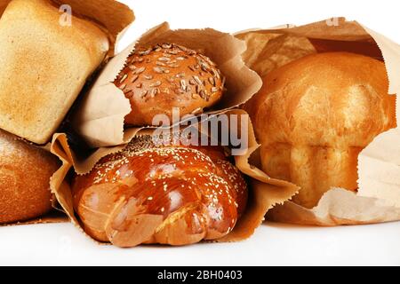 Frisches Brot in Papiertüten auf weißem Hintergrund Stockfoto